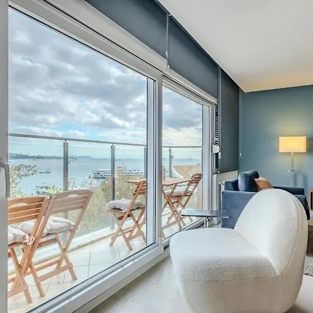 Bosphorus View With Spacious 3 Bedrooms Daire İstanbul